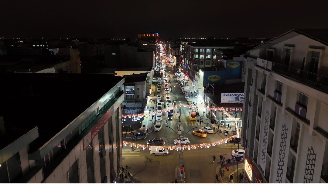 Van’da Ramazan ışıltısı: Kent meydanları görsel şölene dönüştü
