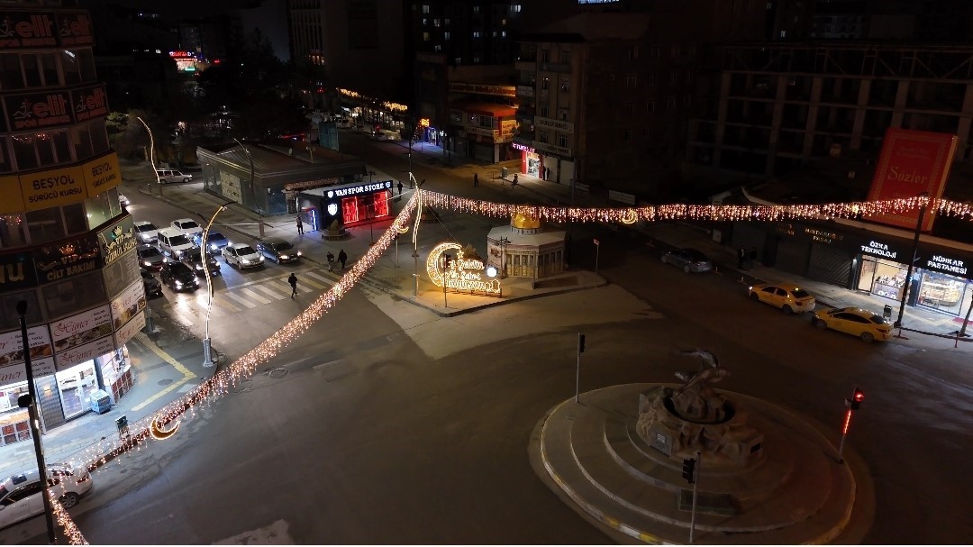Van’da Ramazan ışıltısı: Kent meydanları görsel şölene dönüştü
