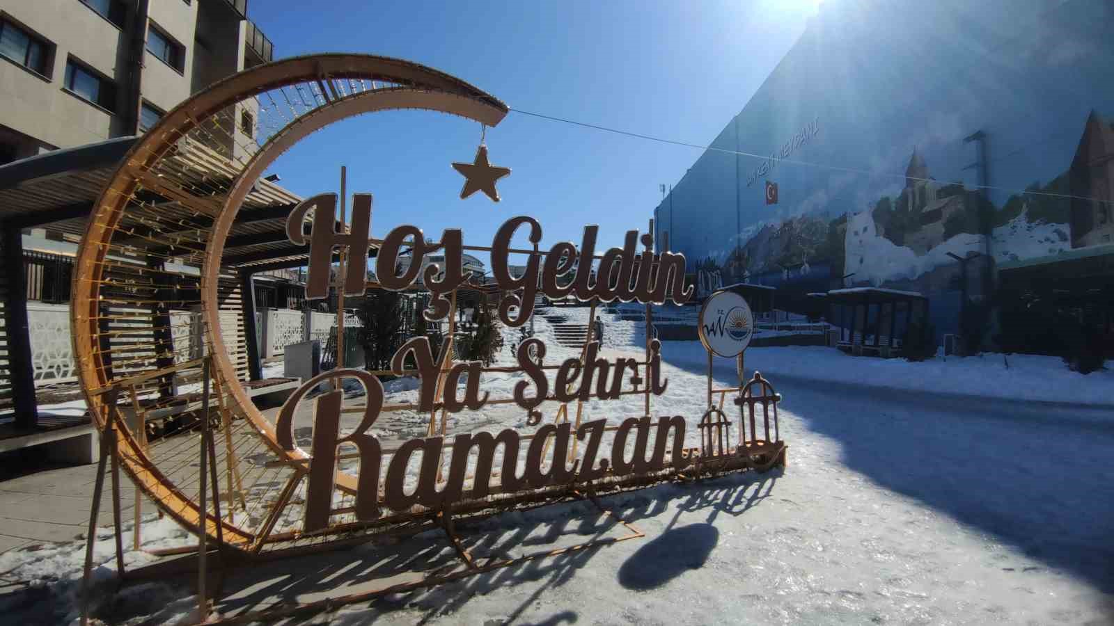 Van’da Ramazan ışıltısı: Kent meydanları görsel şölene dönüştü
