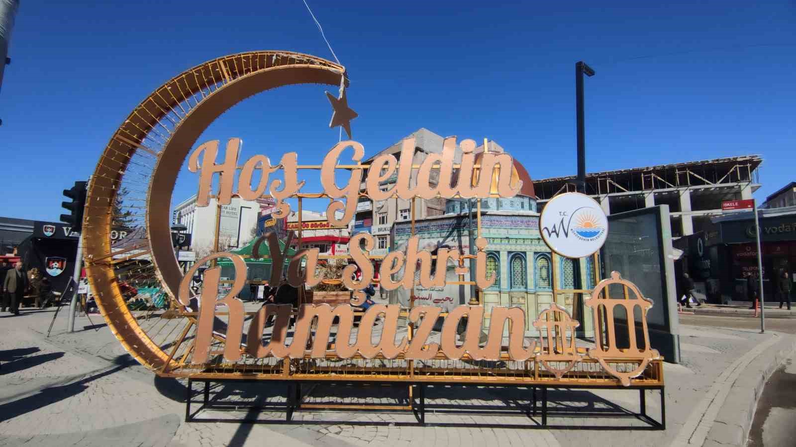 Van’da Ramazan ışıltısı: Kent meydanları görsel şölene dönüştü
