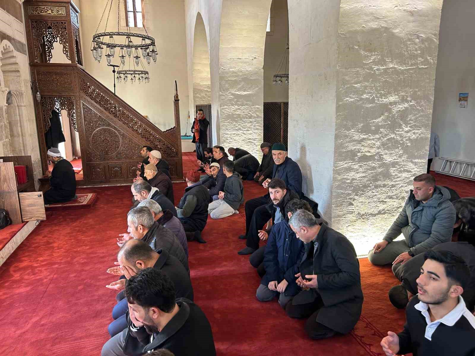 Van’da Ramazan öncesi manevi atmosfer tarihi camide yaşanıyor
