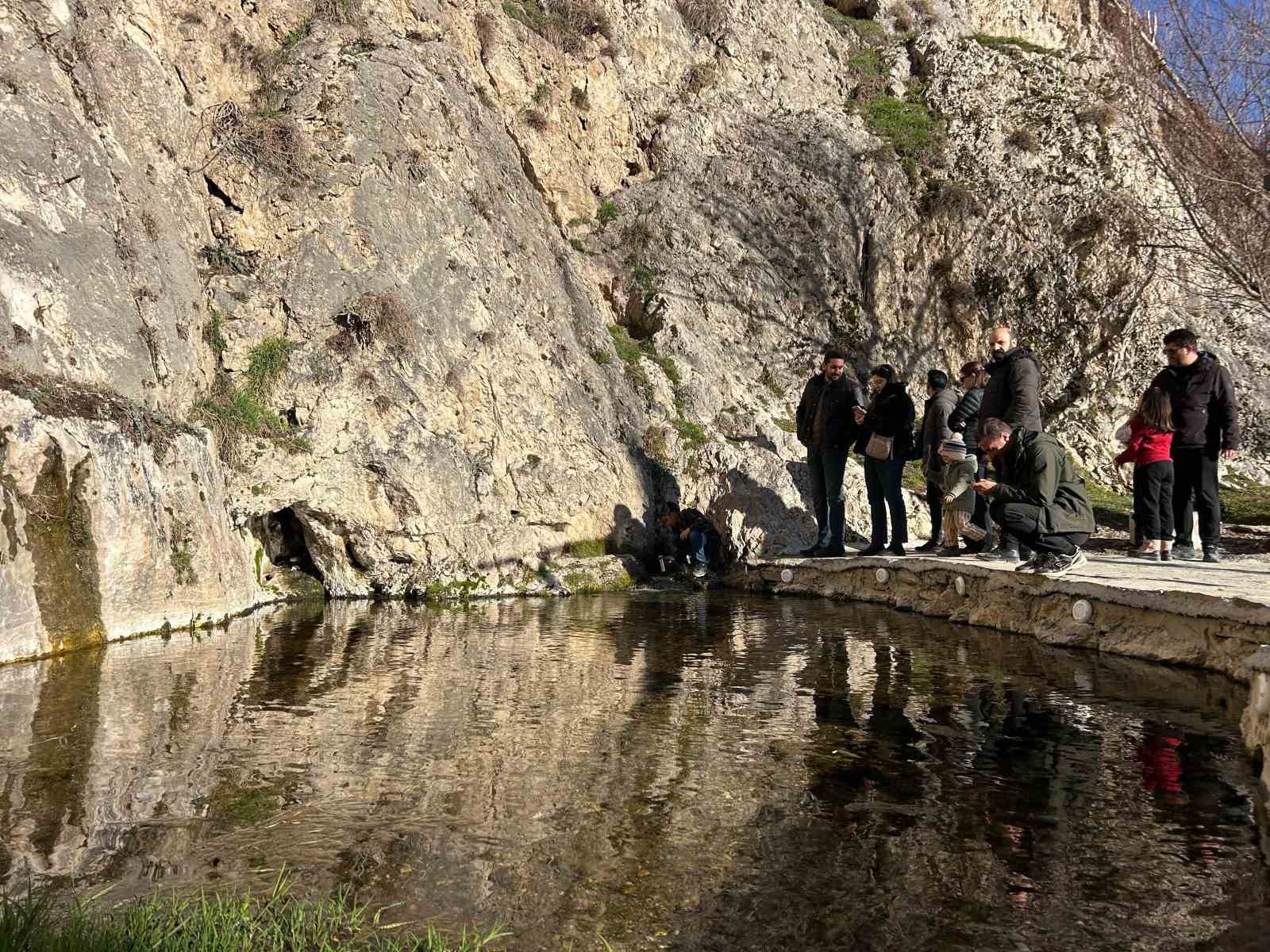Van’da Ramazan öncesi manevi atmosfer tarihi camide yaşanıyor
