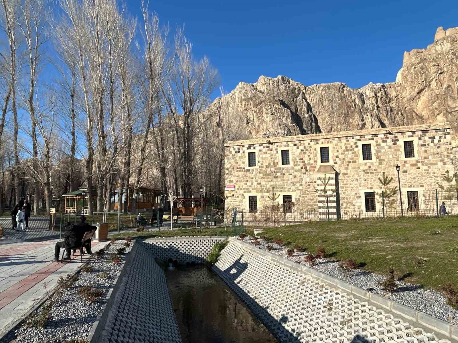 Van’da Ramazan öncesi manevi atmosfer tarihi camide yaşanıyor
