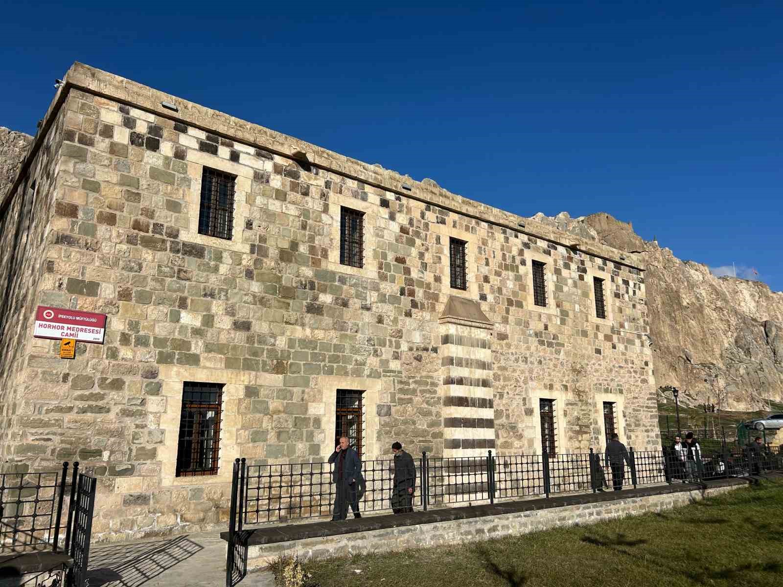 Van’da Ramazan öncesi manevi atmosfer tarihi camide yaşanıyor
