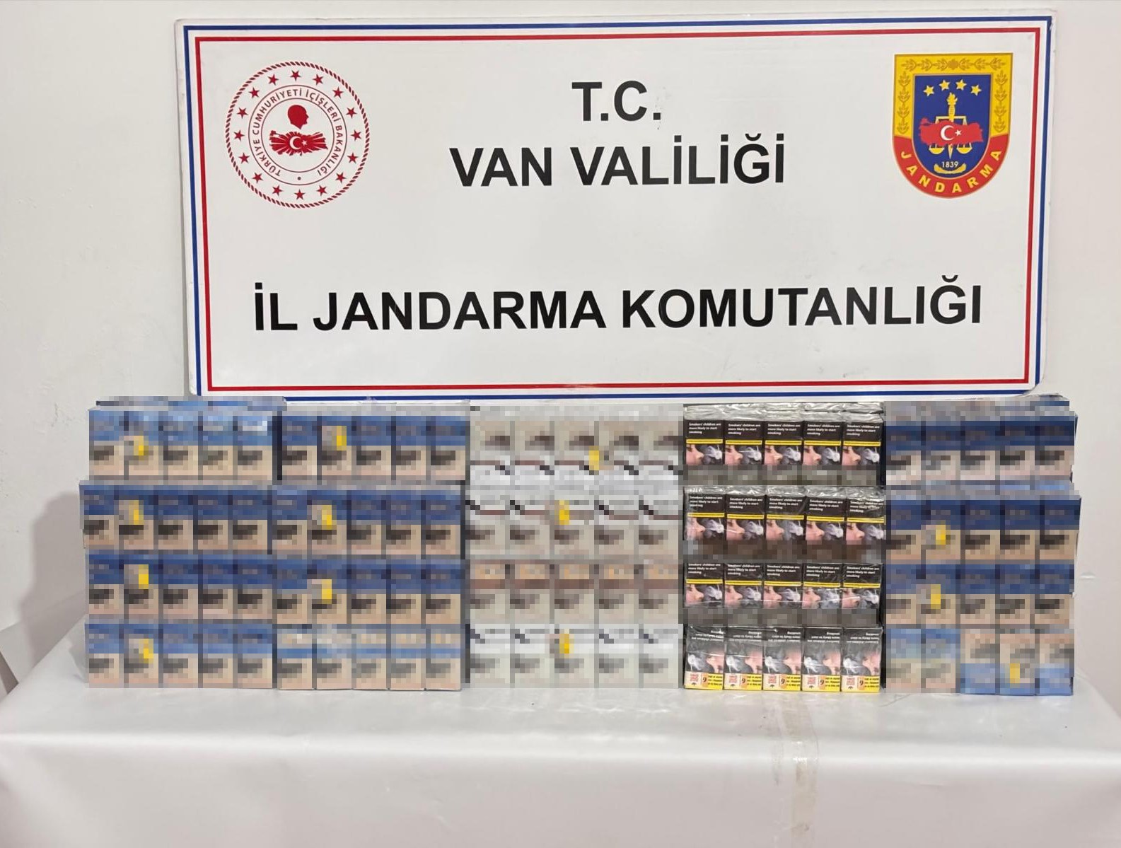 Van’da sentetik hap ve kaçak sigara ele geçirildi
