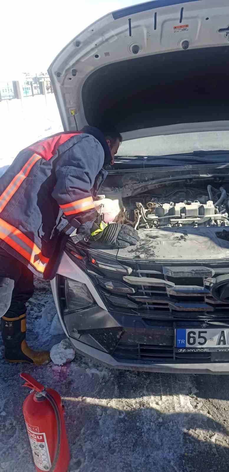 Van’da seyir halindeki otomobil yandı
