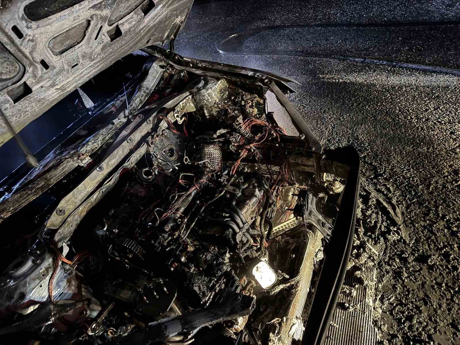 Van’da seyir halindeki otomobil yandı
