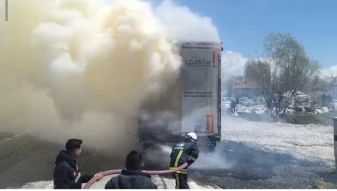 Van’da seyir halindeki tırın dorsesi yandı
