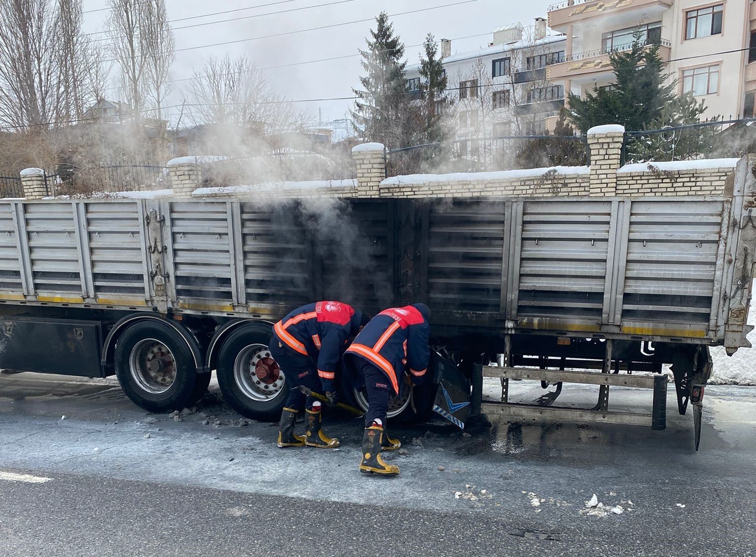 Van’da seyir halindeki tırın lastikleri yandı
