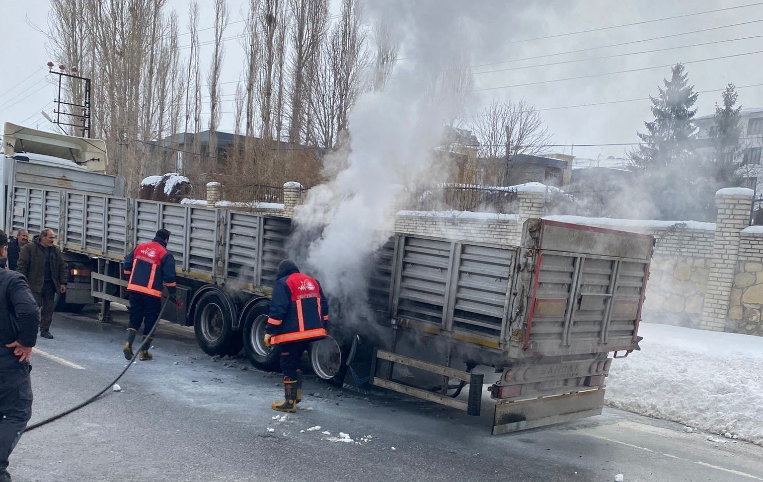 Van’da seyir halindeki tırın lastikleri yandı
