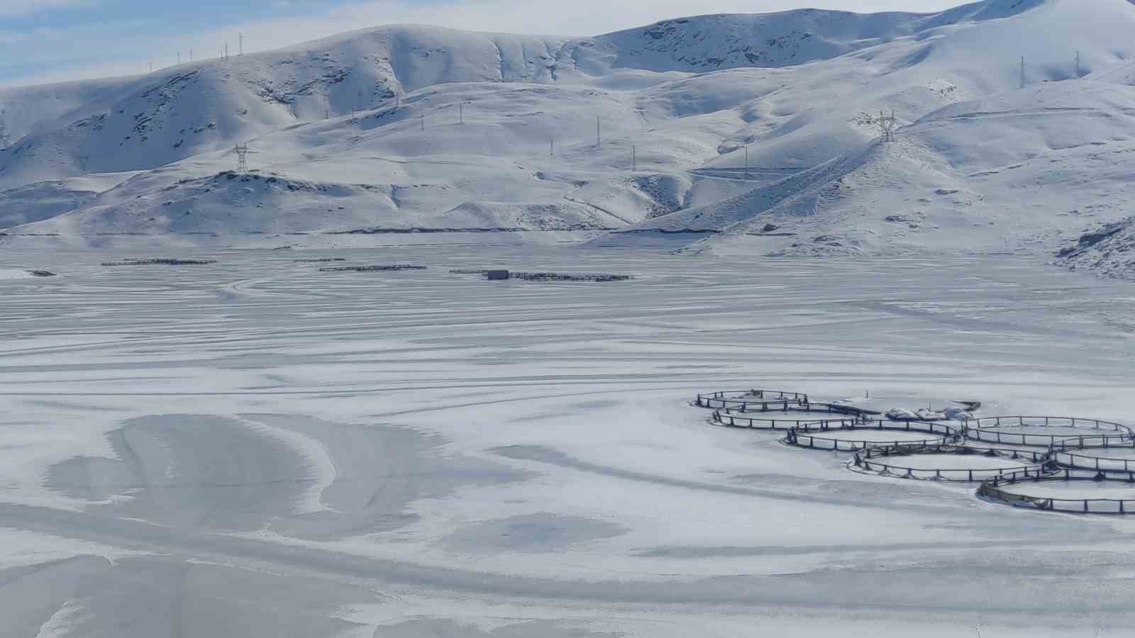 Van’da Sibirya soğukları: Dev barajlar buz tuttu

