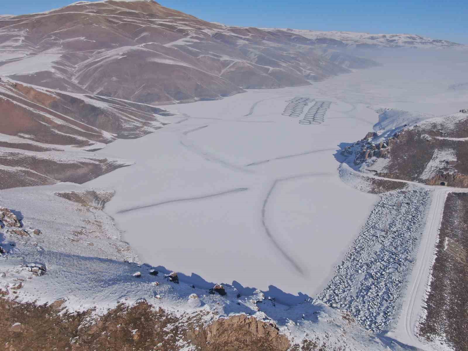 Van’da Sibirya soğukları: Dev barajlar buz tuttu
