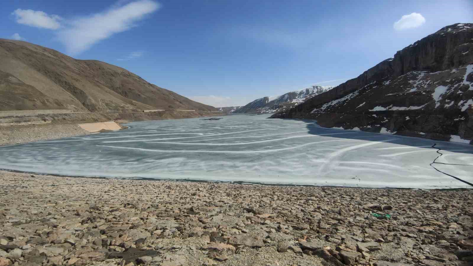 Van’da Sibirya soğukları: Dev barajlar buz tuttu
