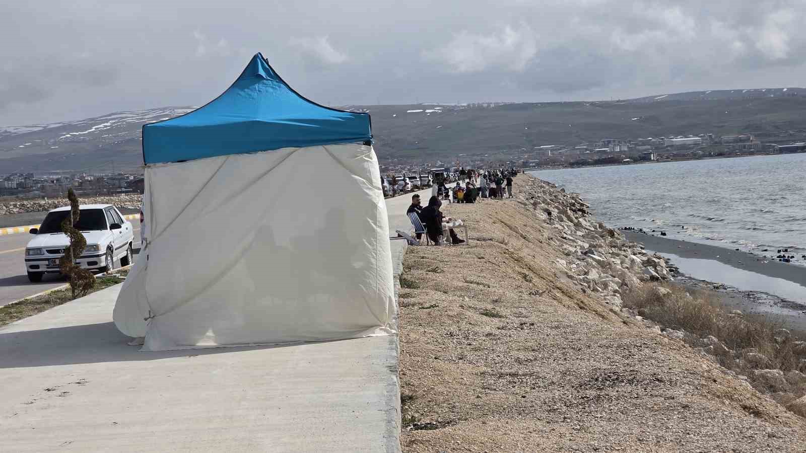 Van’da sıcak havayı fırsat bilen vatandaşlar sahile akın etti
