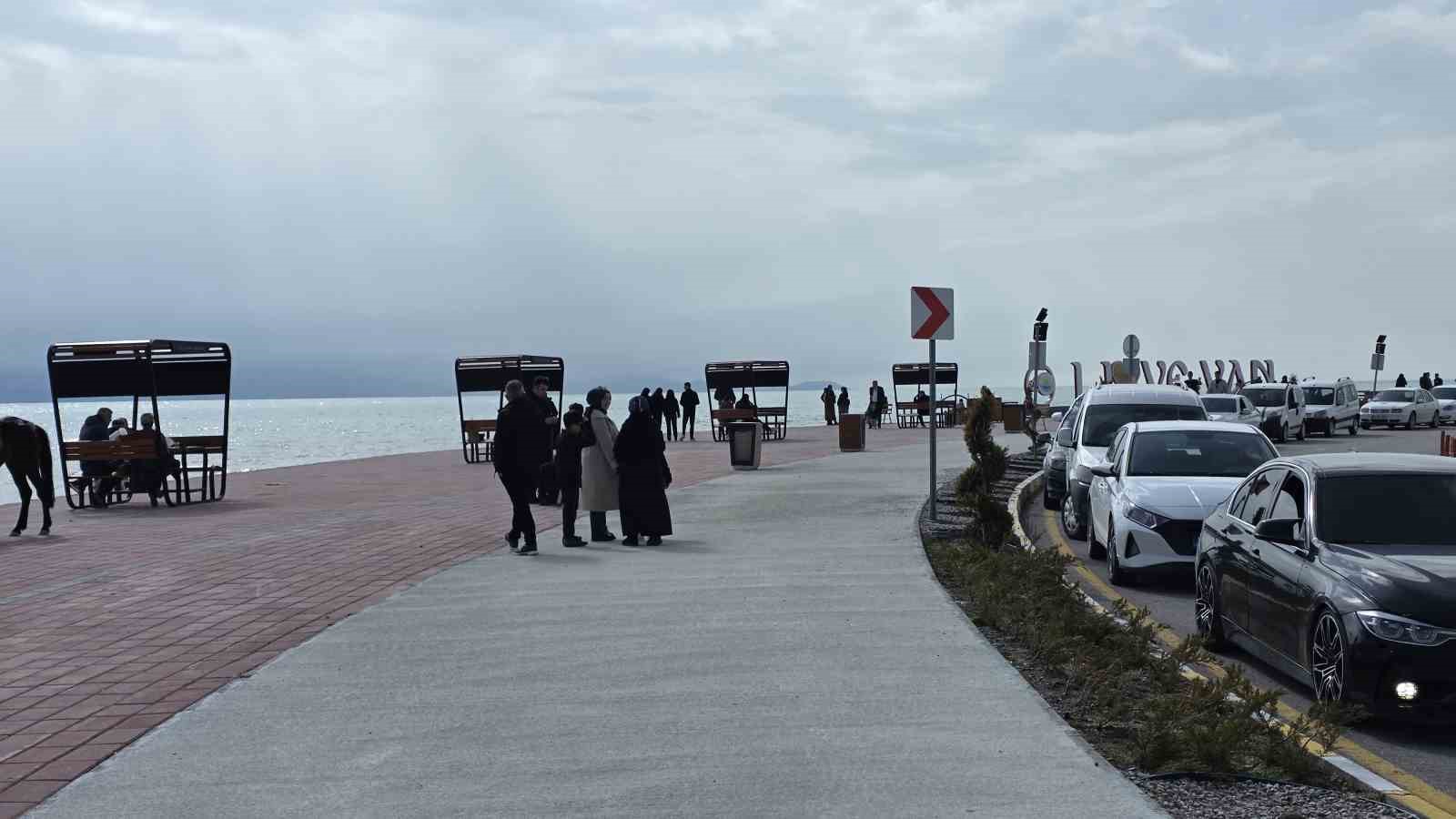 Van’da sıcak havayı fırsat bilen vatandaşlar sahile akın etti
