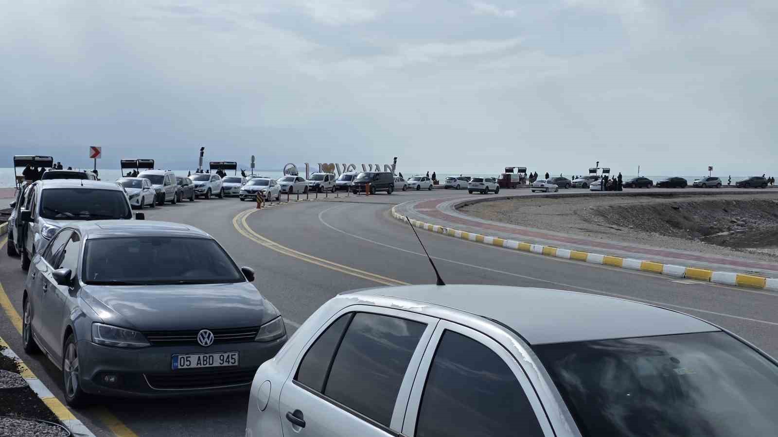 Van’da sıcak havayı fırsat bilen vatandaşlar sahile akın etti
