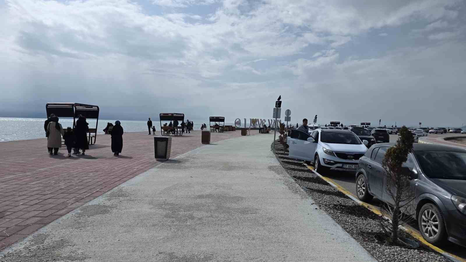 Van’da sıcak havayı fırsat bilen vatandaşlar sahile akın etti
