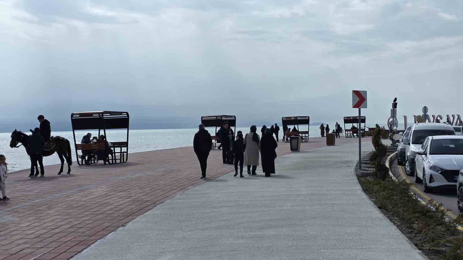 Van’da sıcak havayı fırsat bilen vatandaşlar sahile akın etti
