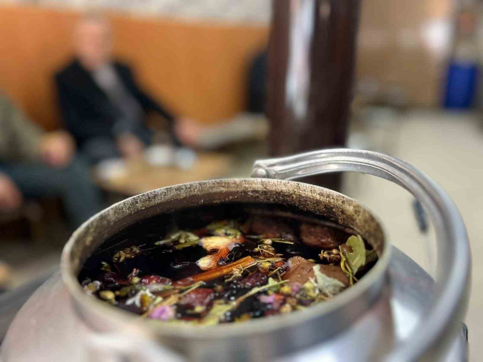 Van’da soba üzerinde demlenen kış çayları ilgi görüyor
