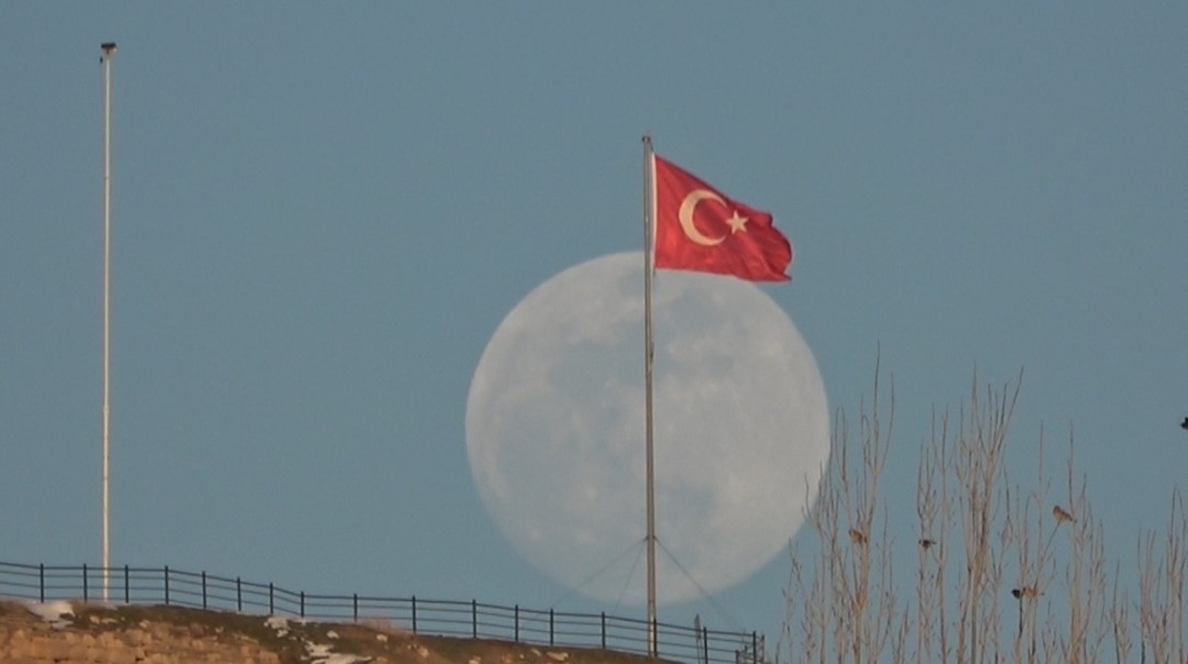 Van’da tarih ile dolunayın buluşması görsel şölen sundu
