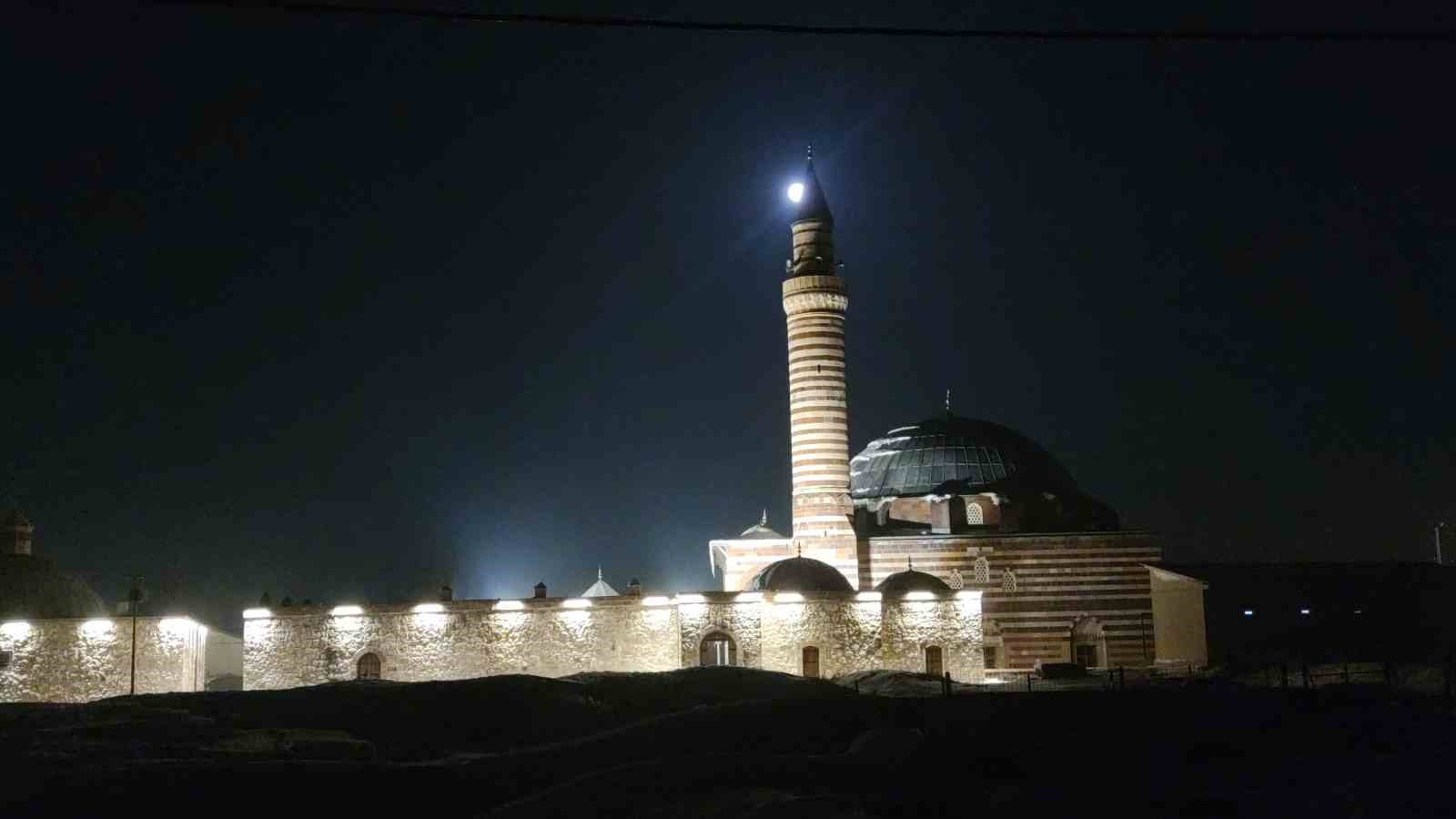 Van’da tarih ile dolunayın buluşması görsel şölen sundu
