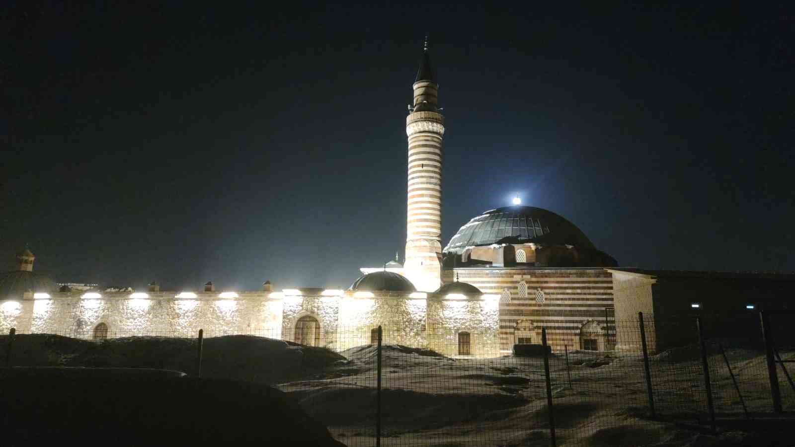 Van’da tarih ile dolunayın buluşması görsel şölen sundu
