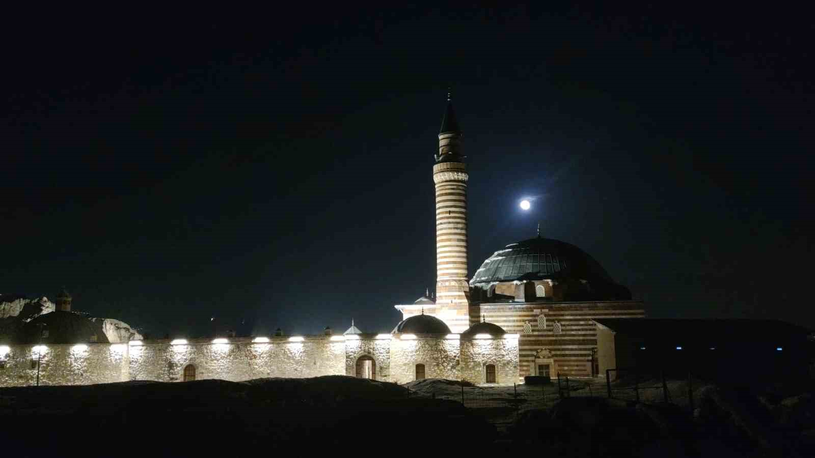 Van’da tarih ile dolunayın buluşması görsel şölen sundu
