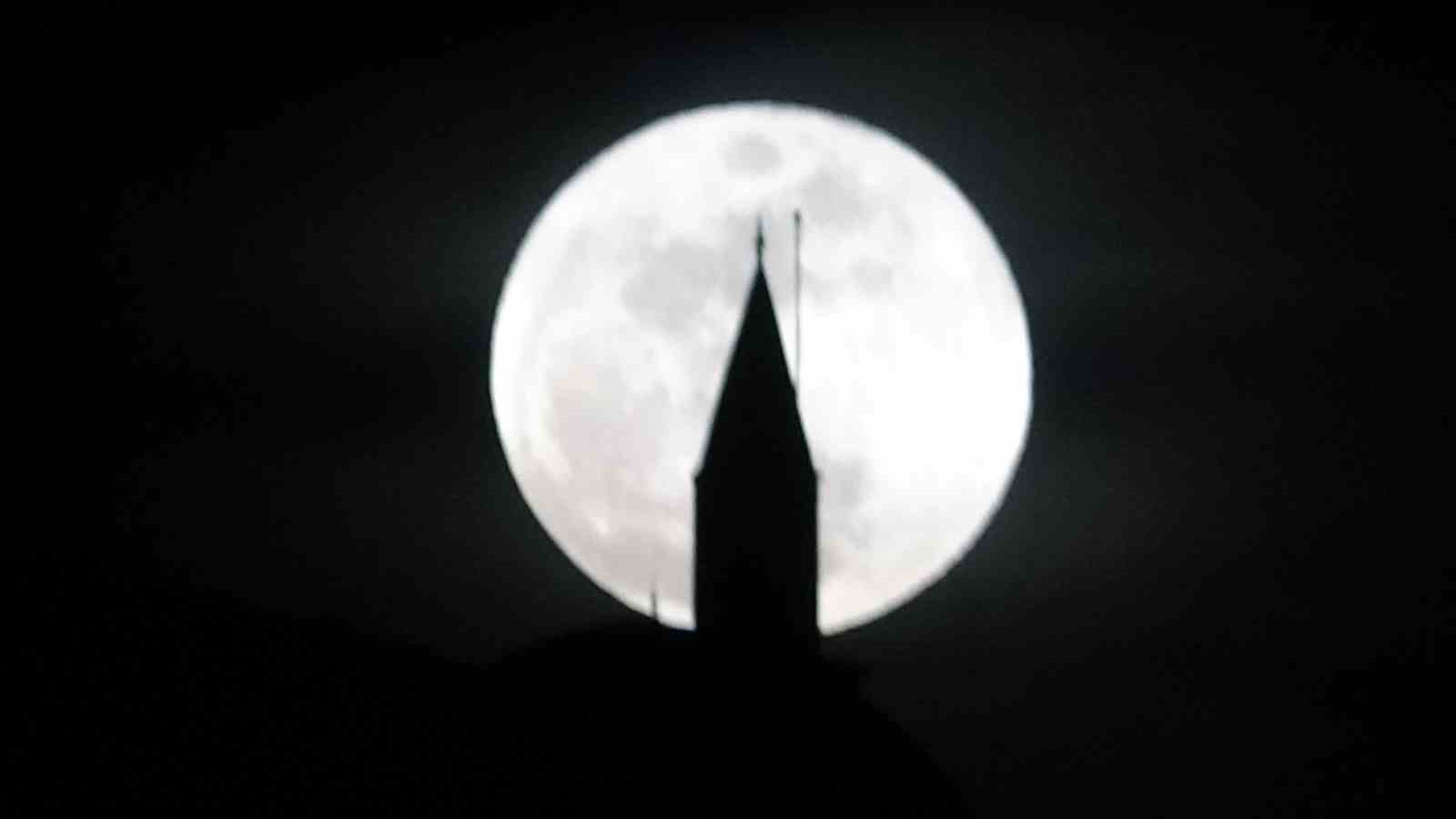 Van’da tarih ile dolunayın buluşması görsel şölen sundu
