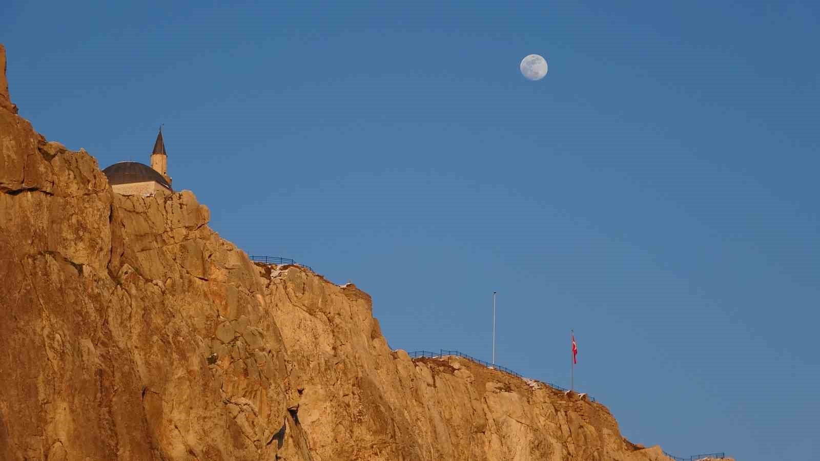 Van’da tarih ile dolunayın buluşması görsel şölen sundu

