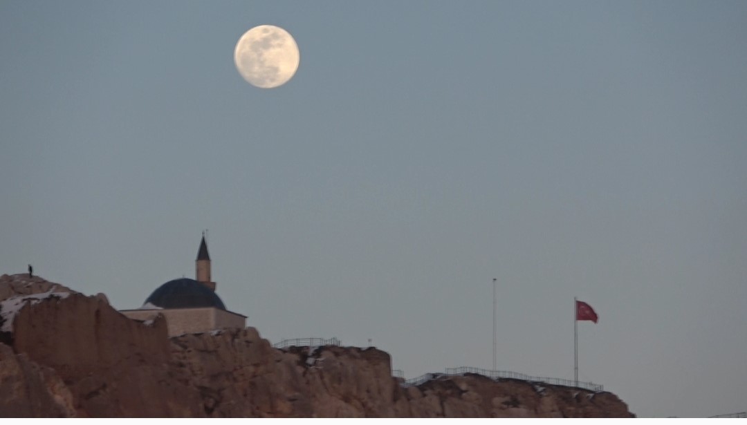 Van’da tarih ile dolunayın buluşması görsel şölen sundu
