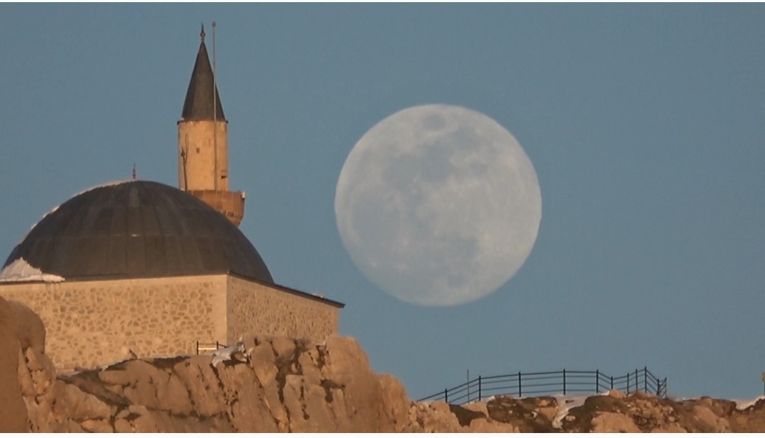 Van’da tarih ile dolunayın buluşması görsel şölen sundu
