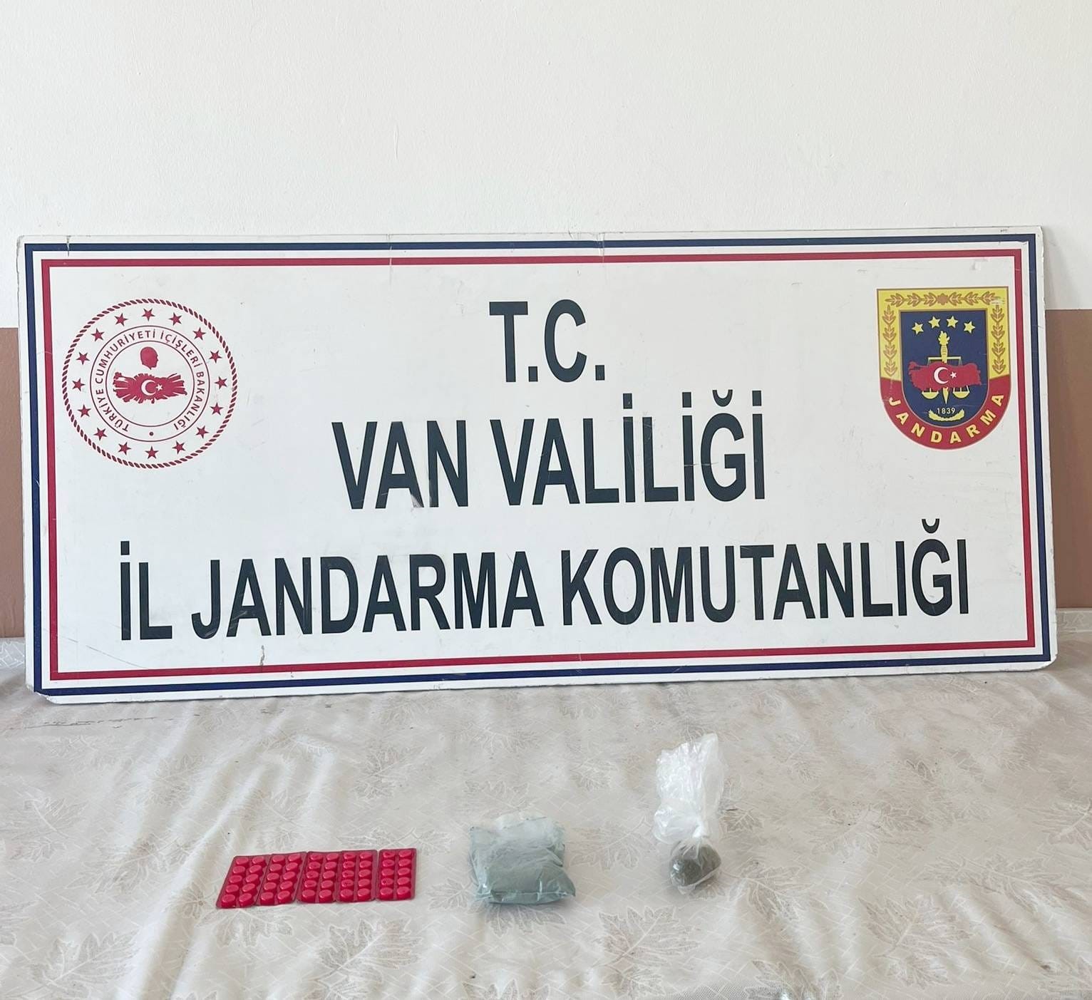 Van’da uyuşturucu madde ve kaçak sigara ele geçirildi
