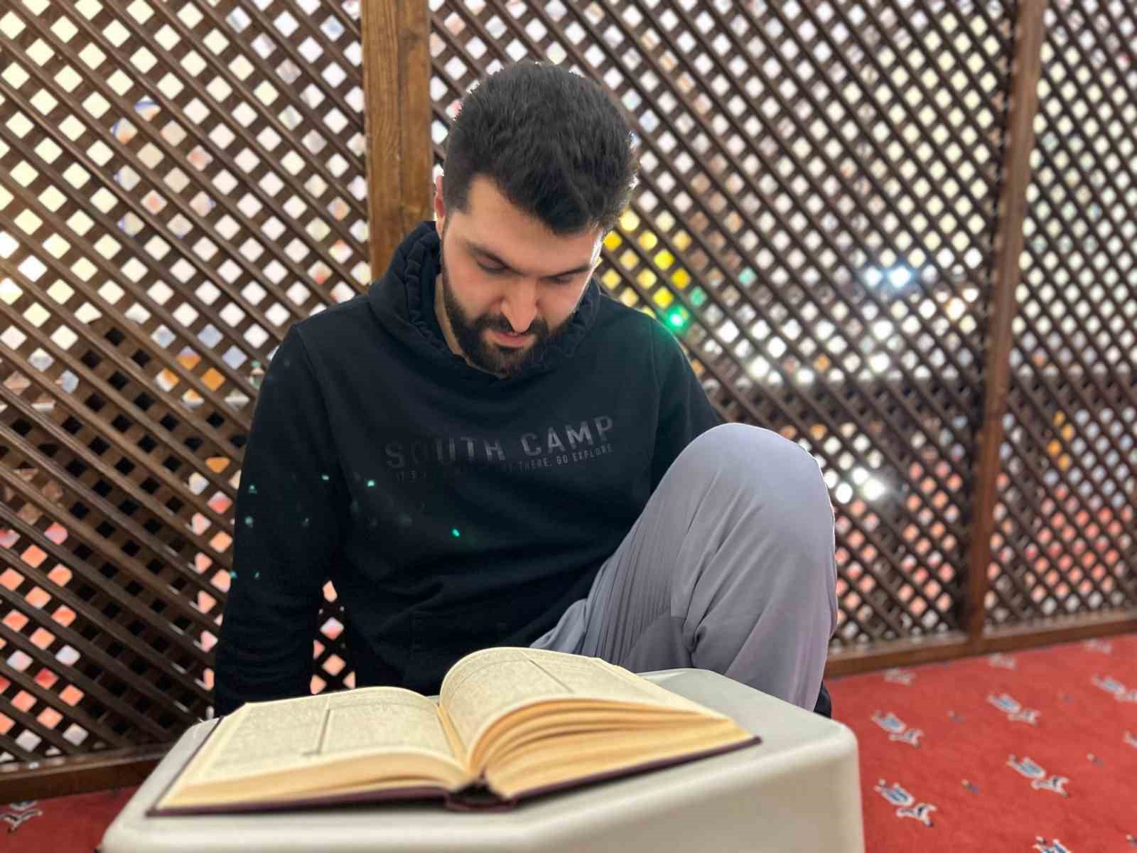 Van’da vatandaşlar itikaf sünneti için camilere kapandı
