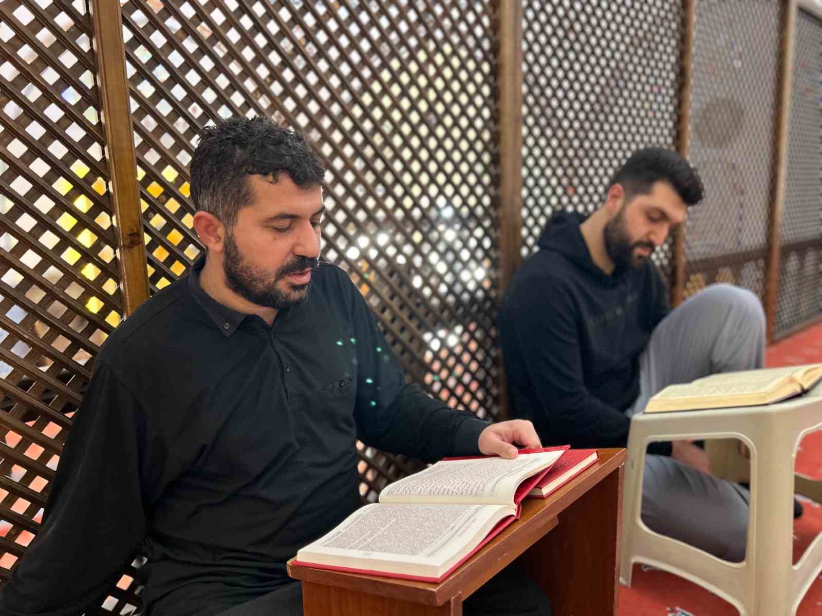 Van’da vatandaşlar itikaf sünneti için camilere kapandı
