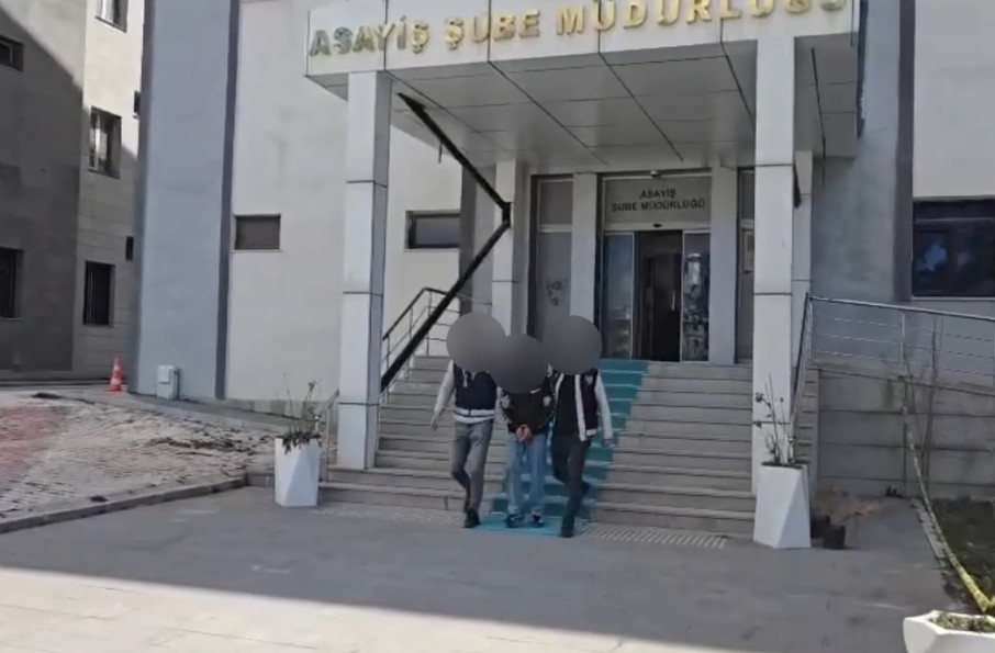 Van’da vicdanları sızlatan hırsızlık: SMA bağış kutusunu çalan şüpheliler tutuklandı
Van’da vicdanları sızlatan hırsızlık: SMA bağış kutusunu çalan şüpheliler tutuklandı