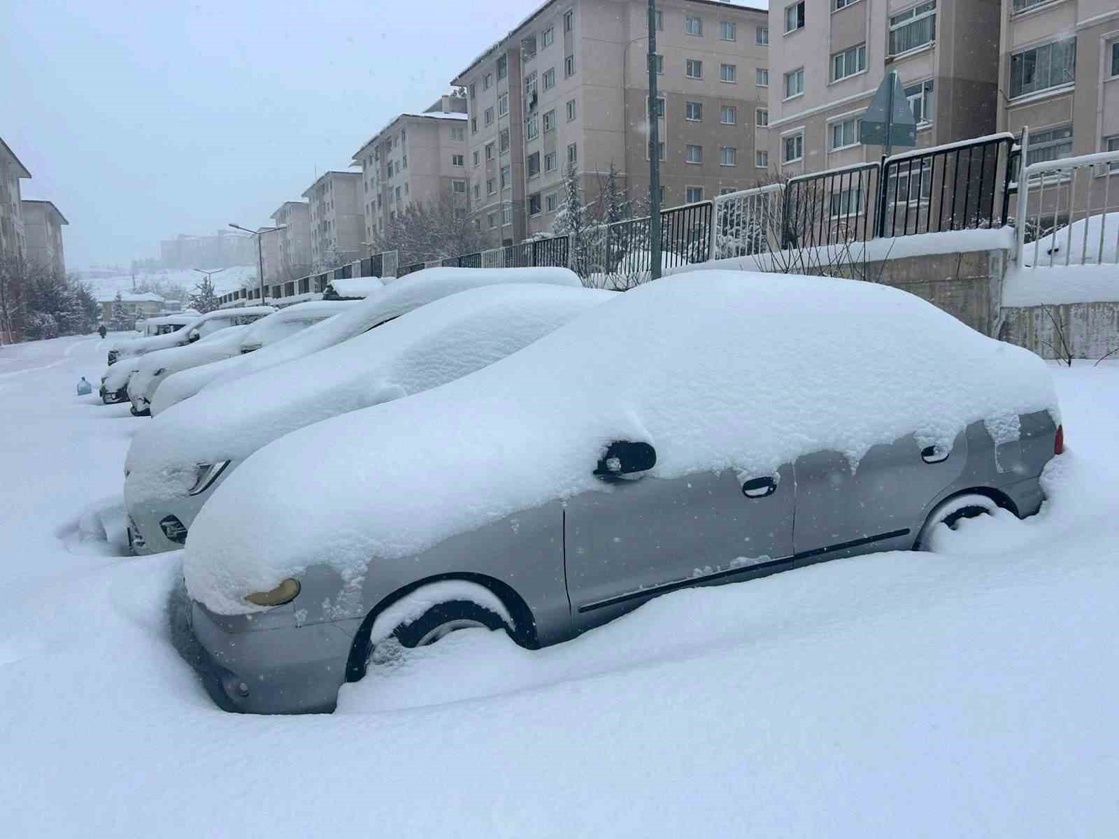 Van’da yoğun kar yağışı: 287 yerleşim yerine ulaşım sağlanamıyor
