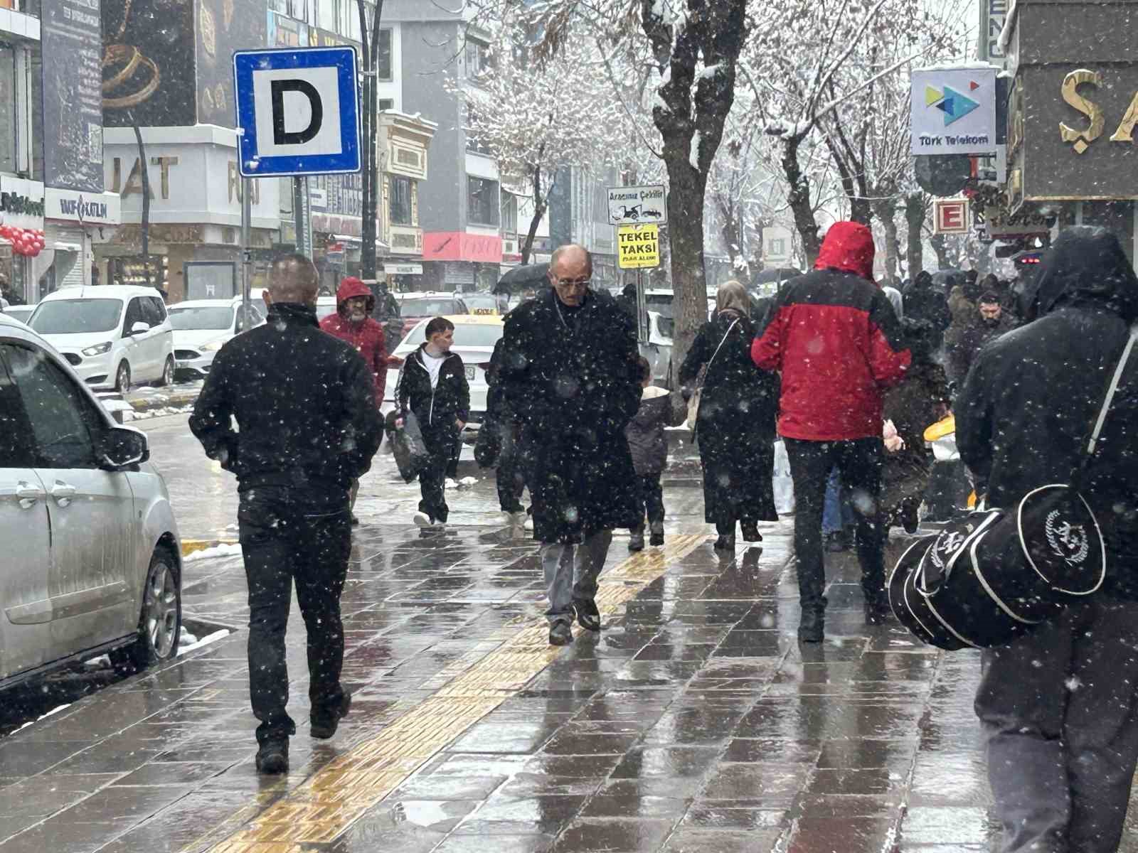 Van’da yoğun kar yağışı etkisini sürdürüyor
