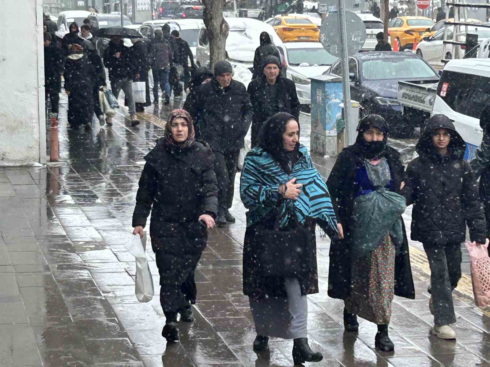 Van’da yoğun kar yağışı etkisini sürdürüyor
