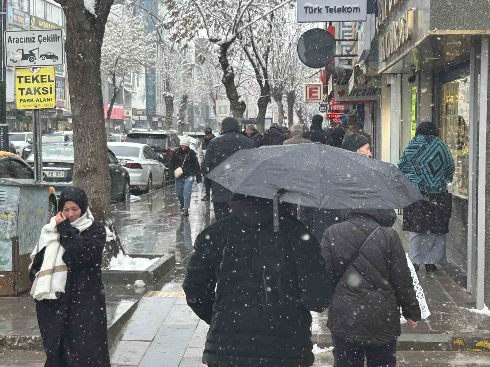 Van’da yoğun kar yağışı etkisini sürdürüyor
