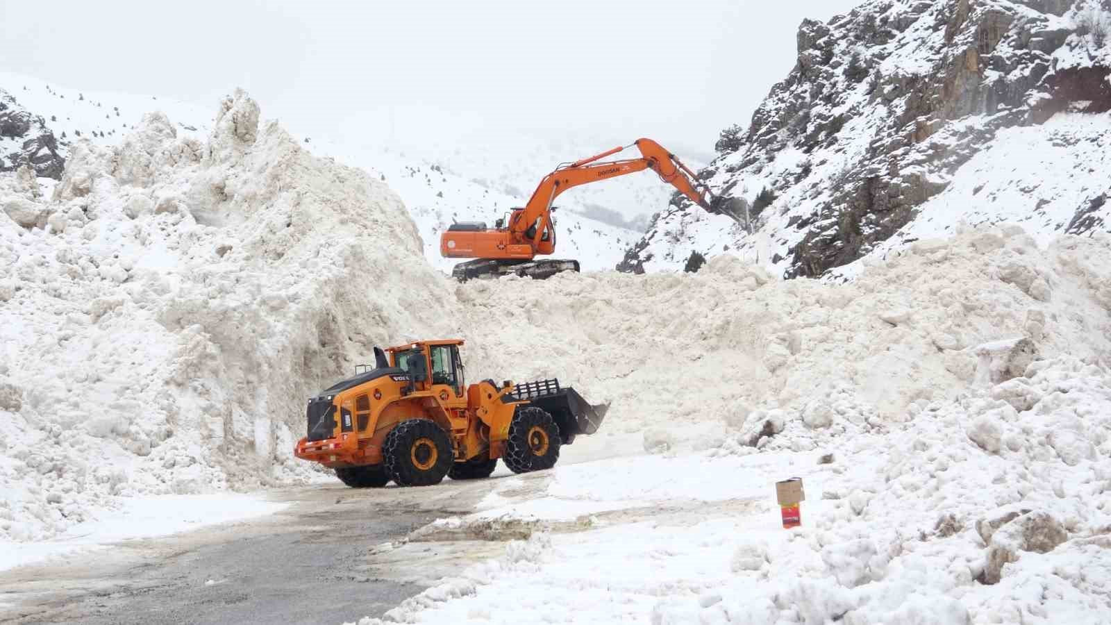 Van’da yoğun kar yağışı ve eğimli alanlar çığ riskini artırıyor
