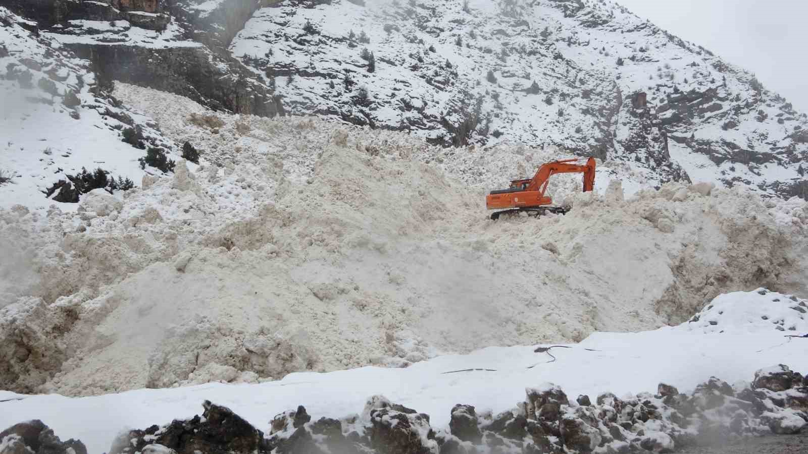 Van’da yoğun kar yağışı ve eğimli alanlar çığ riskini artırıyor
