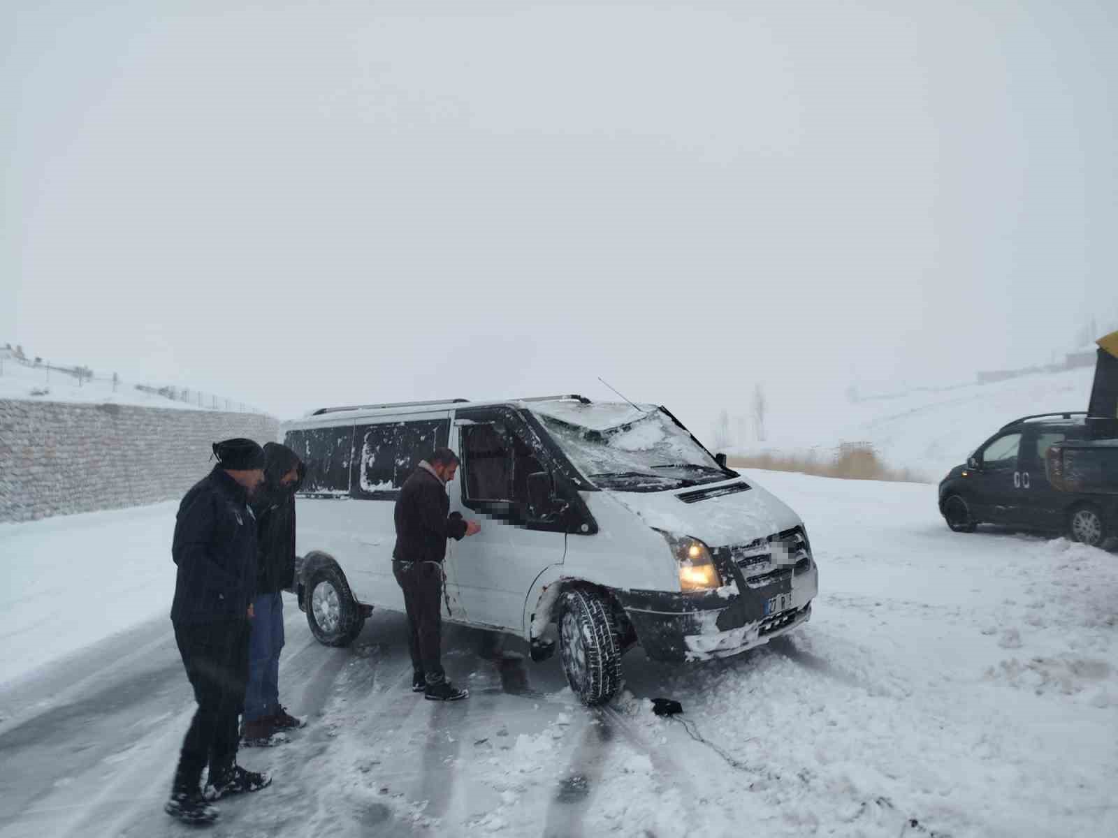 Van’da yoldan çıkan minibus kara saplandı

