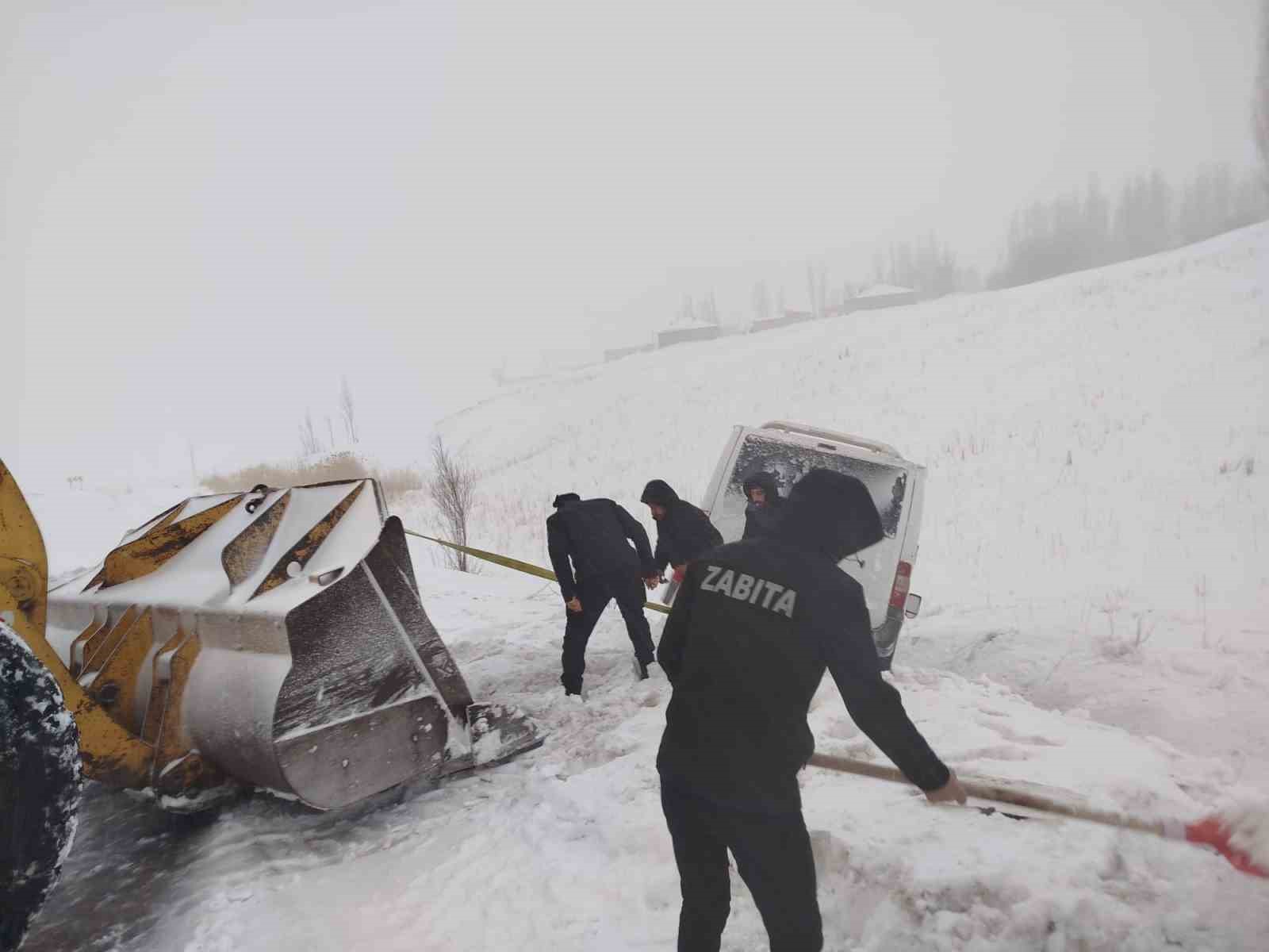 Van’da yoldan çıkan minibus kara saplandı
