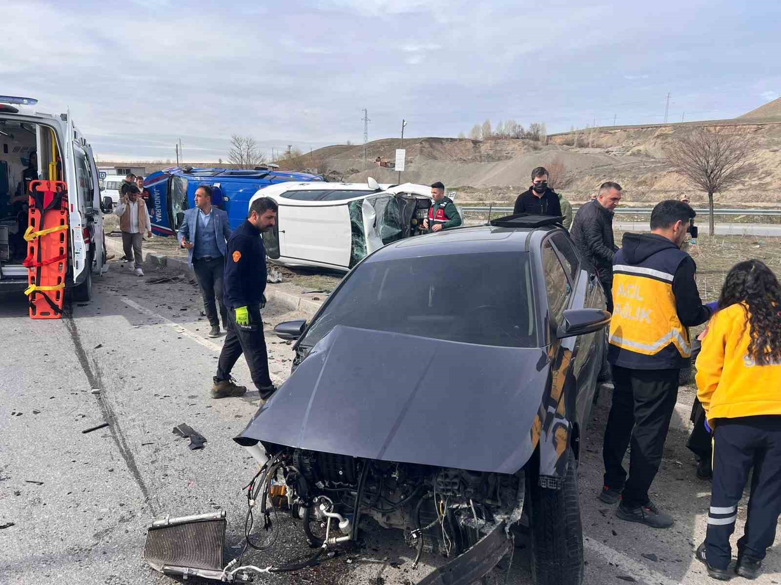 Van’da zincirleme kaza: 4’ü askeri personel 6 yaralı
