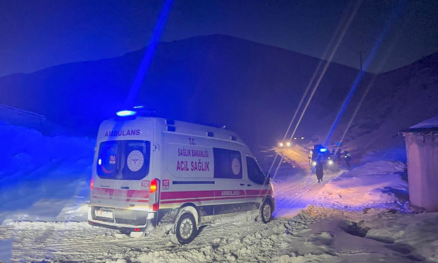 Van’da zorlu hasta kurtarma operasyonu
