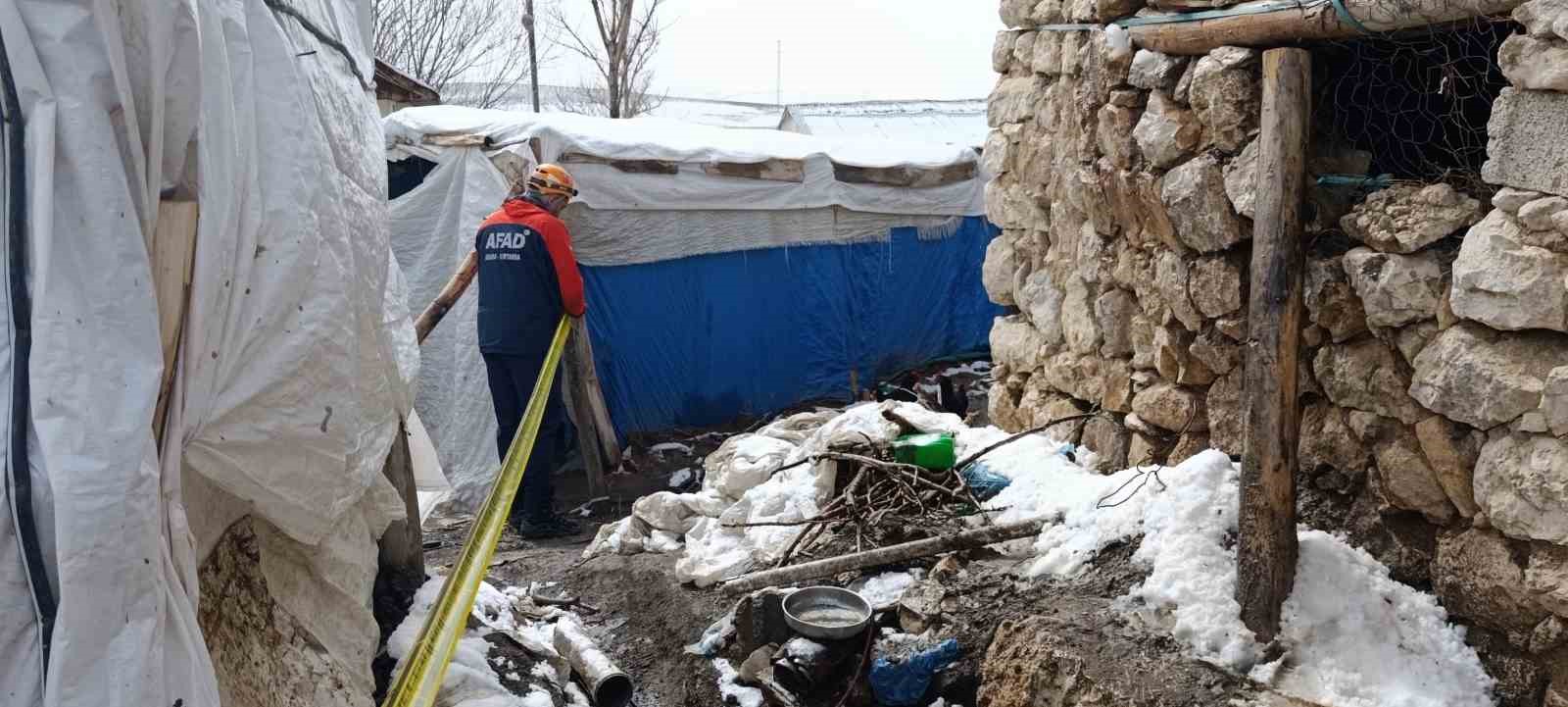 Van’daki depremde bir ahırın duvarı çöktü
