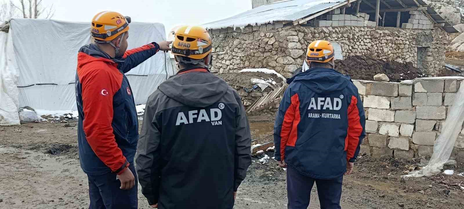 Van’daki depremde bir ahırın duvarı çöktü
