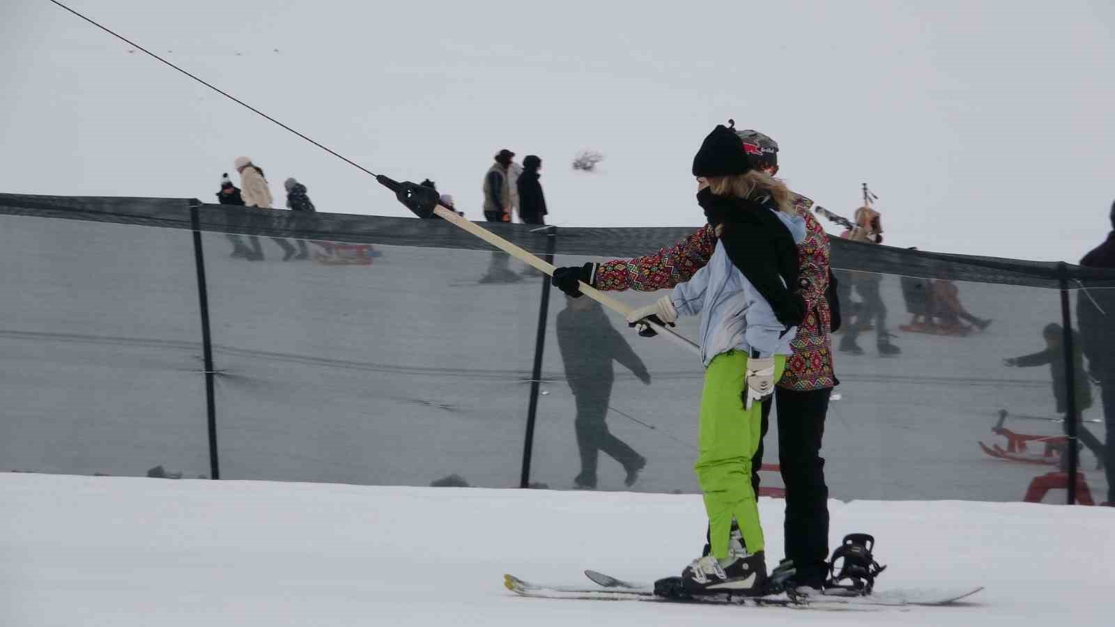 Van’daki kayak merkezi hafta içi de yoğun ilgi görüyor

