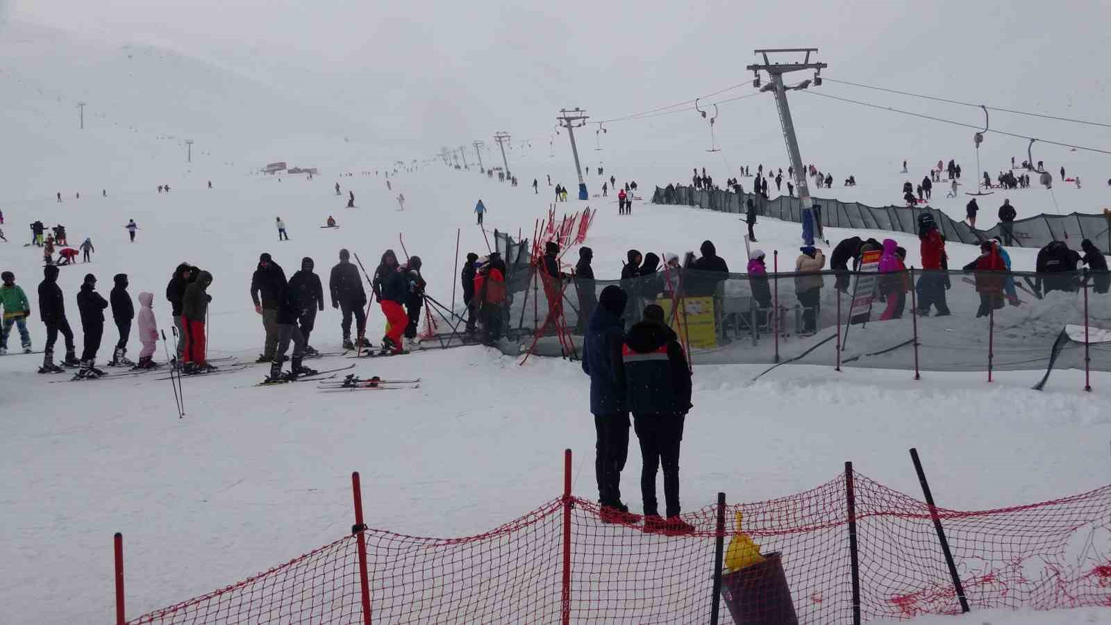 Van’daki kayak merkezi hafta içi de yoğun ilgi görüyor
