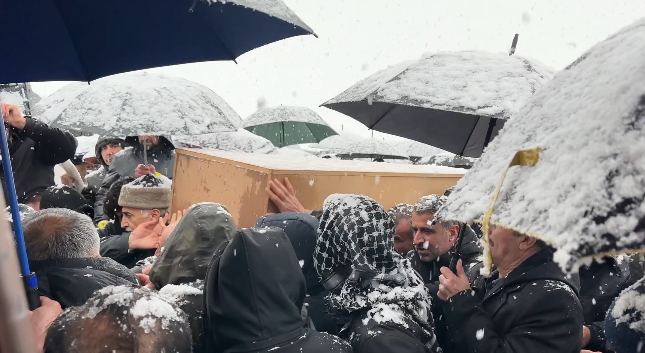 Van’daki kazada hayatını kaybeden aile yan yana defnedildi
